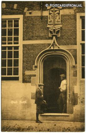 ansichtkaart: Delft, Oud Delft. Poortje a.h. gebouw der O.I. Compagnie