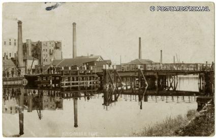 ansichtkaart: Krommenie, Brug. De Fabrieken