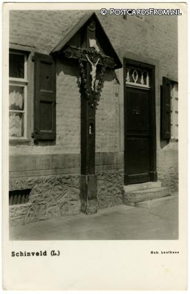 ansichtkaart: Schinveld, Typischy kruis op het Wilhelminaplein
