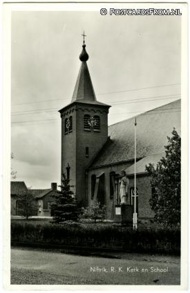 ansichtkaart: Niftrik, R.K. Kerk en School