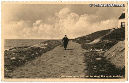 ansichtkaart: Urk, Urker visser op de dijk rond het eiland Urk op de wandeling