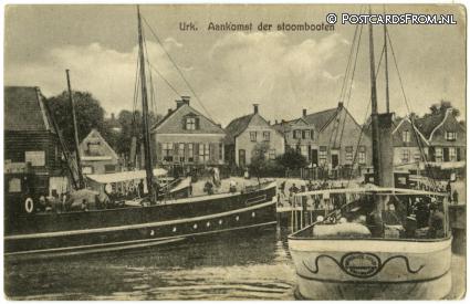 ansichtkaart: Urk, Aankomst der stoombooten