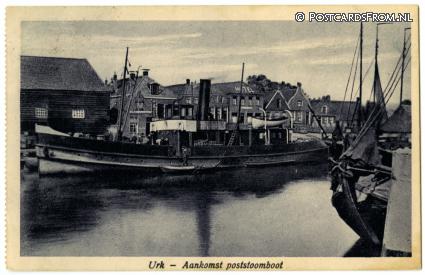 ansichtkaart: Urk, Aankomst poststoomboot
