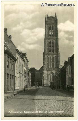ansichtkaart: Zaltbommel, Nieuwstraat met St. Maartentoren
