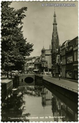 ansichtkaart: Leeuwarden, Voorstreek met de Bonifaciuskerk