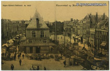 ansichtkaart: Leeuwarden, Nieuwestad op Marktdag