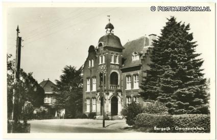 ansichtkaart: Bergeijk, Gemeentehuis