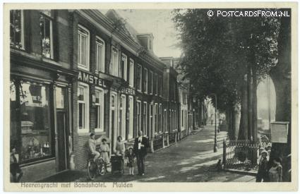 ansichtkaart: Muiden, Heerengracht met Bondshotel