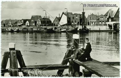 ansichtkaart: Volendam, Jeugdige vissers