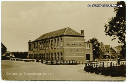 Nieuwendijk NB, Groeten uit. School met den Bijbel ansichtkaart: Nieuwendijk NB, Groeten uit. School met den Bijbel