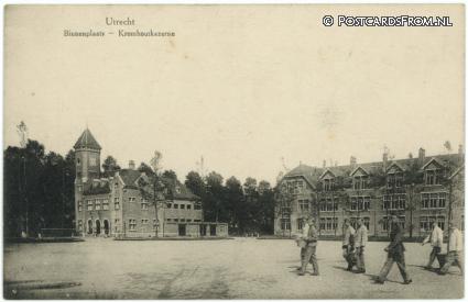 ansichtkaart: Utrecht, Binnenplaats - Kromhoutkazerne