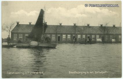 ansichtkaart: Wartena, ? Overstrooming in Friesland 1910. Broodbezorging in zeilschuit