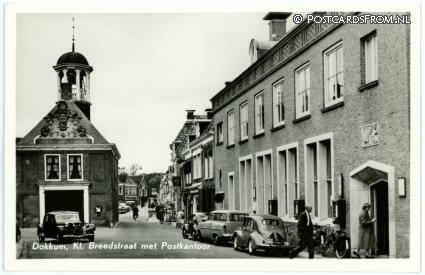 ansichtkaart: Dokkum, Kl. Breedstraat met Postkantoor