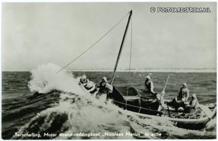 ansichtkaart: Terschelling, Motor strand-reddingsboot 'Nicolaa Marius' in actie