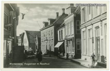 ansichtkaart: Werkendam, Hoogstraat m. Raadhuis