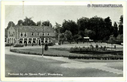 ansichtkaart: Woudenberg, Plantsoen bij  'de Nieuwe Poort'
