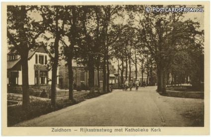 ansichtkaart: Zuidhorn, Rijksstraatweg met Katholieke Kerk