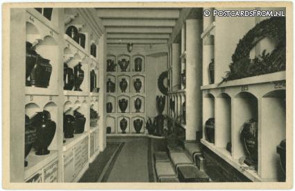 ansichtkaart: Velsen, Crematorium. Niswanden in het Columbarium