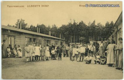 ansichtkaart: Soesterberg, Albert's Dorp. Vrouwenkamp. Straat tusschen twee barakken