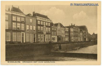 ansichtkaart: Middelburg, Dam zuidzijde. Droogdok met oude geveltjes