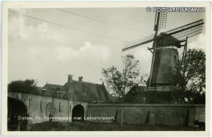 ansichtkaart: Sloten FR, Korenmolen met Lerusterpoort
