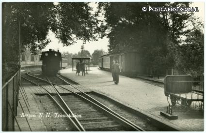 ansichtkaart: Bergen NH, Tramstation