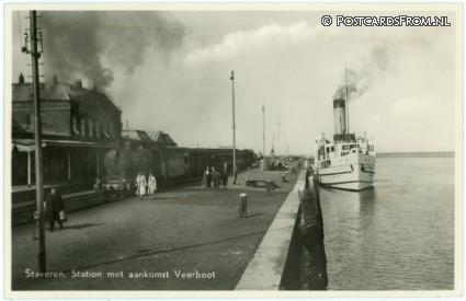 ansichtkaart: Stavoren, Station met aankomst Veerboot
