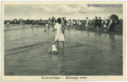 ansichtkaart: Scheveningen, Scheepje varen