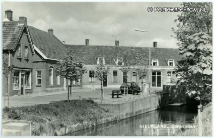 ansichtkaart: Nieuwland, Dorpsplein
