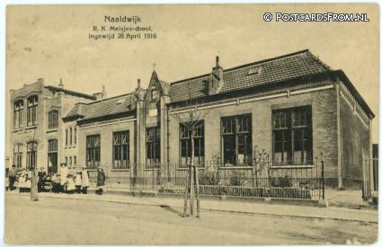 ansichtkaart: Naaldwijk, R.K. Meisjesschool ingewijd April 1916