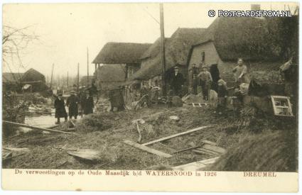 ansichtkaart: Dreumel, De Verwoestingen op de Oude Maasdijk b.d. Watersnood in 1926