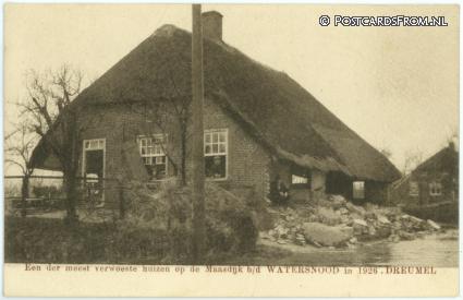 ansichtkaart: Dreumel, Een der meest verwoeste huizen op Maasdijk b.d. Watersnood 1926