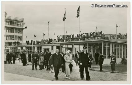 ansichtkaart: Schiphol, 1e K.L.M.-vlucht Amsterdam-Curacao. Schiphol ontvangt Koningin