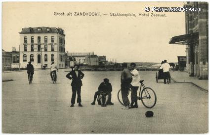 ansichtkaart: Zandvoort, Stationsplein, Hotel Zeerust
