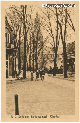 ansichtkaart: Wierden, R.C. Kerk met Stationsstraat