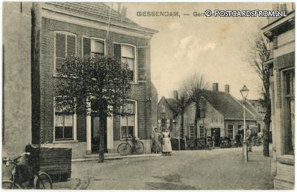 ansichtkaart: Giessendam, Gemeentehuis