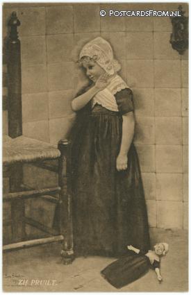 ansichtkaart: --, Zij Pruilt