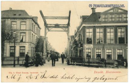 ansichtkaart: Heerenveen, Dracht. Hotel W.J. Jager. Hoofdbrug