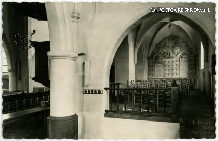 ansichtkaart: Dalfsen, N.H. Kerk. Interieur met Grafkelder Graaf van Rechteren