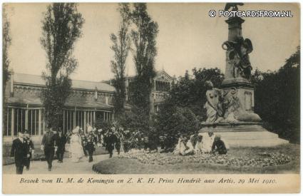 ansichtkaart: Amstelhoek, Bezoek Koningin en Prins aan Artis, 29 Mei 1910