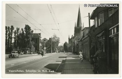 ansichtkaart: Voorschoten, Schoolstraat m. N.H. Kerk