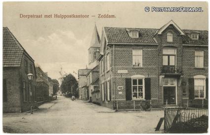 ansichtkaart: Zeddam, Dorpstraat met Hulppostkantoor