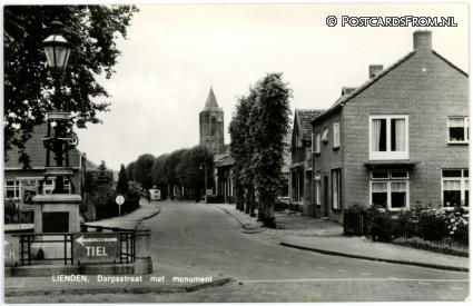 ansichtkaart: Lienden, Dorpsstraat met monument