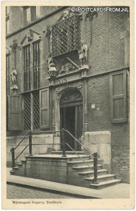 ansichtkaart: Nijmegen, Ingang Stadhuis