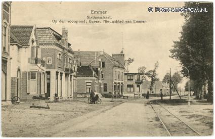 Emmen DR, Stationsstraat. Op den voorgrond: Bureau Nieuwsblad van Emmen ansichtkaart: Emmen DR, Stationsstraat. Op den voorgrond: Bureau Nieuwsblad van Emmen