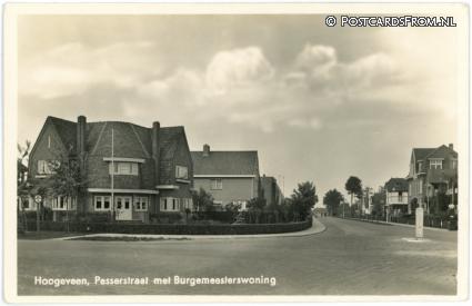 ansichtkaart: Hoogeveen, Pesserstraat met Burgemeesterswoning