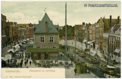 ansichtkaart: Leeuwarden, Nieuwestad op marktdag