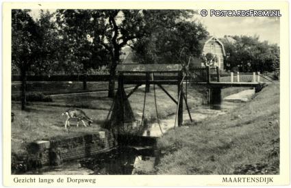 ansichtkaart: Maartensdijk, Gezicht langs de Dorpsweg