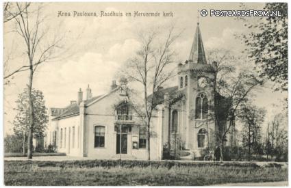 ansichtkaart: Anna Paulowna, Raadhuis en Hervormde kerk