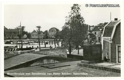 ansichtkaart: Spaarndam, Woerdensluis met Standbeeld van Pieter Brinker